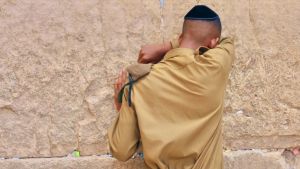 Collocarsi negli eventi di persecuzione: Valori e indipendenza emotiva. «Pietra su Pietra»