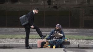 Godersi la vita, e povertà accanto a ricchezza sfrenata